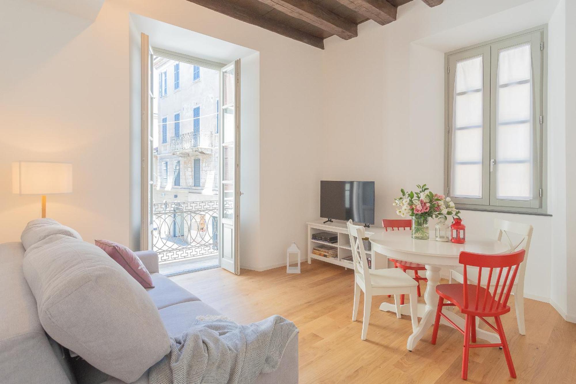 Apartment Independence With Balcony By Rent Como